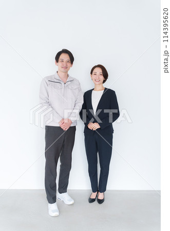 笑顔の不動産会社スタッフの全身 笑顔の不動産会社スタッフの全身 114395620