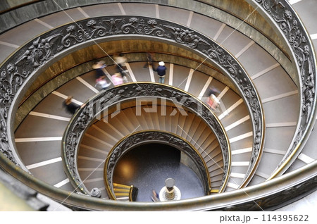 バチカン美術館の螺旋階段 バチカン美術館の螺旋階段 114395622