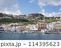 カプリ島の船場からの風景 114395623