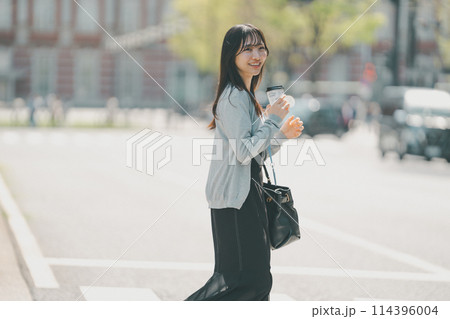 都会を歩く笑顔が可愛い20代女性 都会を歩く笑顔が可愛い20代女性 114396004
