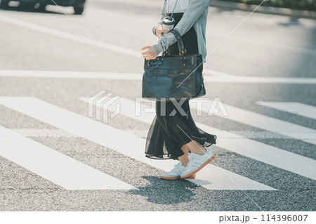 横断歩道をわたるランチ外出中の働く女性 114396007