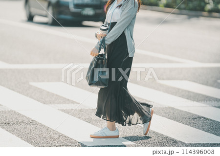 横断歩道をわたるランチ外出中の働く女性 114396008