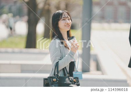 ランチ外出中の働く女性 ランチ外出中の働く女性 114396018