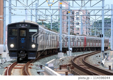 JR九州】821系＋813系（鹿児島本線：折尾駅）の写真素材 [114396044