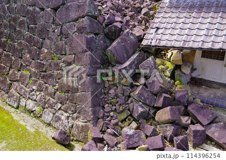 熊本地震で被害を受けた熊本城の石垣 114396254