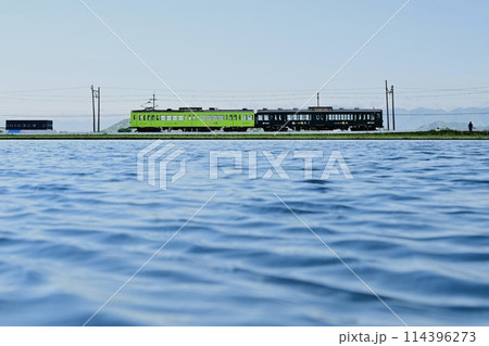 水上を渡る近江ガチャコン 114396273