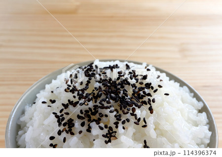 テーブルの上の茶碗に盛られた黒ごまご飯 テーブルの上の茶碗に盛られた黒ごまご飯 114396374
