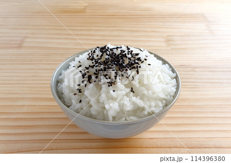 テーブルの上の茶碗に盛られた黒ごまご飯 テーブルの上の茶碗に盛られた黒ごまご飯 114396380