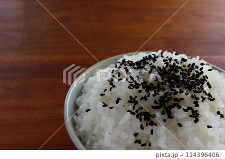 テーブルの上の茶碗に盛られた黒ごまご飯 テーブルの上の茶碗に盛られた黒ごまご飯 114396406