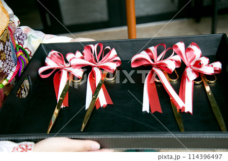 オープニングテープカット　ハサミ　式典のイメージ画像 114396497