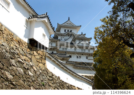 日本の城 姫路城の天守閣と城壁 日本の城 姫路城の天守閣と城壁 114396624