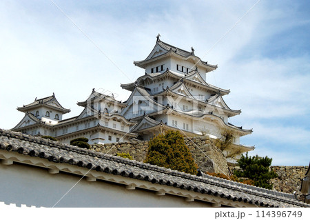 日本の城 姫路城 満開の桜に彩られた春の景観 日本の城 姫路城 満開の桜に彩られた春の景観 114396749
