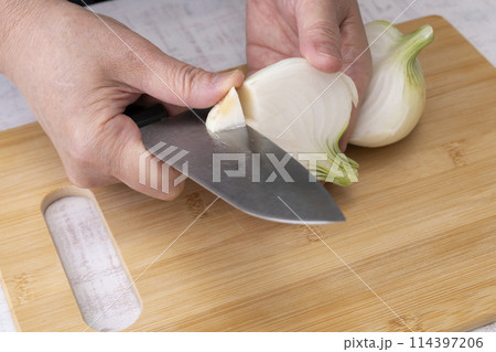 新玉ねぎのスライス 包丁 114397206