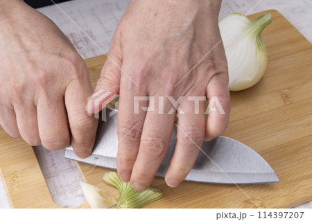 新玉ねぎのスライス 包丁 114397207
