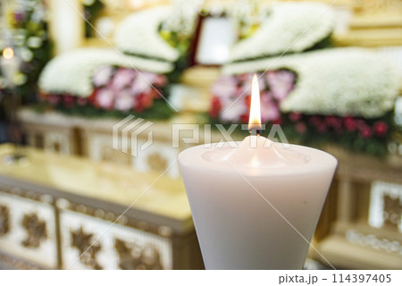 ろうそくと仏花葬式の静かなイメージのお葬式素材画像 ろうそくと仏花葬式の静かなイメージのお葬式素材画像 114397405