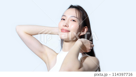女性のポートレート　ビューティーイメージ 114397716