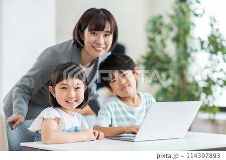 プログラミング学習をする小学生と先生。 114397893