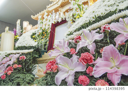 葬式会場 祭壇のイメージ画像 葬式会場 祭壇のイメージ画像 114398395