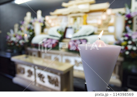 ろうそくと仏花葬式イメージ素材 114398569