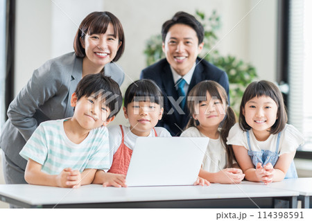 学習塾でプログラミングの授業をする小学生と講師。 学習塾でプログラミングの授業をする小学生と講師。 114398591