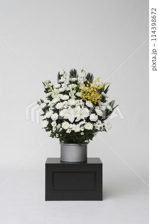 お葬式にある仏花 供花の画像 お葬式にある仏花 供花の画像 114398672