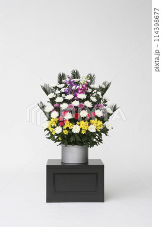 お葬式にある仏花　供花の画像 114398677