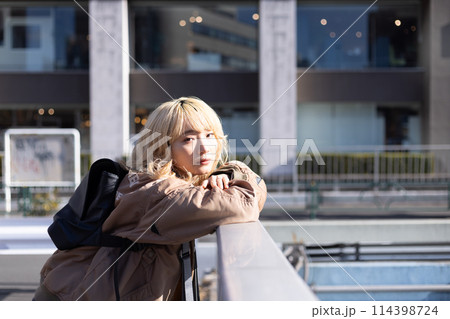 ストリートスナップ　若い女性のポートレート　 114398724