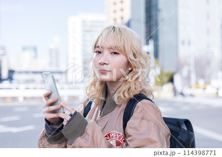 ストリートスナップ スマホを見ている若い女性 ストリートスナップ スマホを見ている若い女性 114398771