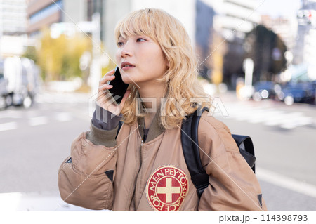 ストリートスナップ　スマホで通話をしている若い女性　 114398793