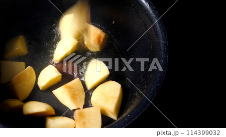 ジャガイモ炒め 114399032