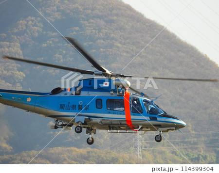 飛行する警察のヘリコプター 114399304