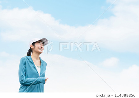 青空の下でウォーキングをする笑顔の若いアジア人女性(朝活・セロトニン) 青空の下でウォーキングをする笑顔の若いアジア人女性(朝活・セロトニン) 114399856