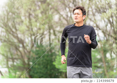 公園をジョギング・ランニング・ウォーキングする中年のアジア人男性 公園をジョギング・ランニング・ウォーキングする中年のアジア人男性 114399879
