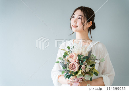ドライフラワーのスワッグを持つおしゃれな女性 ドライフラワーのスワッグを持つおしゃれな女性 114399983