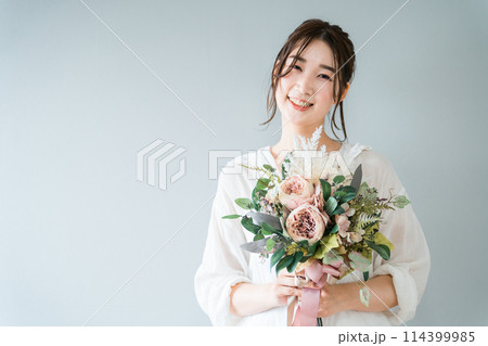 ドライフラワーのスワッグを持つおしゃれな女性 114399985