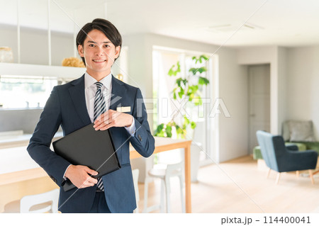 住宅展示場・モデルハウスを案内するハウスメーカーのプランナー・営業マン・アドバイザーの男性 住宅展示場・モデルハウスを案内するハウスメーカーのプランナー・営業マン・アドバイザーの男性 114400041