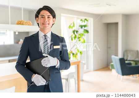 住宅展示場・モデルハウスを案内するハウスメーカーのプランナー・営業マン・アドバイザーの男性 住宅展示場・モデルハウスを案内するハウスメーカーのプランナー・営業マン・アドバイザーの男性 114400043