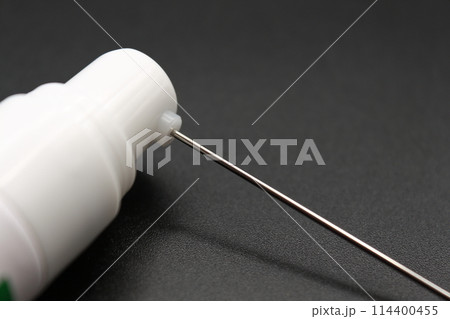 金属のノズルが付いたスプレー 114400455