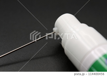 金属のノズルが付いたスプレー 114400456