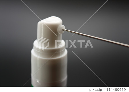 金属のノズルが付いたスプレー 114400459