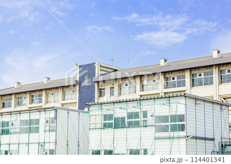 学校校舎と青空 114401341