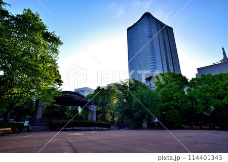 日比谷公園から観る朝の東京ミッドタウン日比谷の風景 114401343