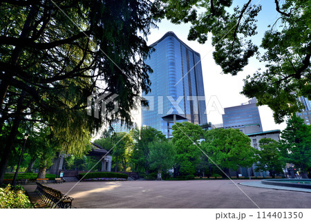 日比谷公園から観る朝の東京ミッドタウン日比谷の風景 日比谷公園から観る朝の東京ミッドタウン日比谷の風景 114401350