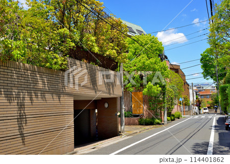 東京 代々木上原駅周辺の閑静な高級住宅街の風景 東京 代々木上原駅周辺の閑静な高級住宅街の風景 114401862