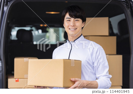 物流　配送ドライバーのポートレート 114401945