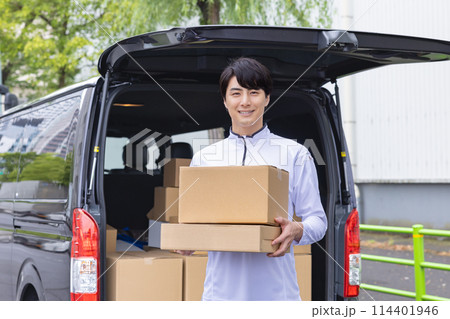 物流　配送ドライバーのポートレート 114401946