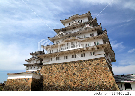 日本の城　姫路城　青空に映える天守閣 114402126
