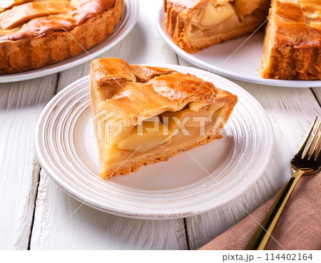 美味しそうなアップルパイ 114402164