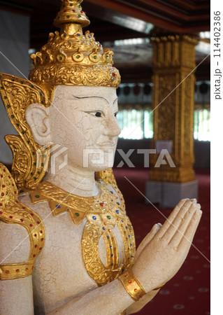 ワットパクナム内の手をあわせている像 114402386