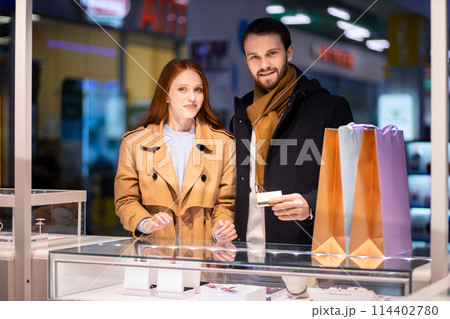 process of choosing ring or chain for female in jewelry store 114402780